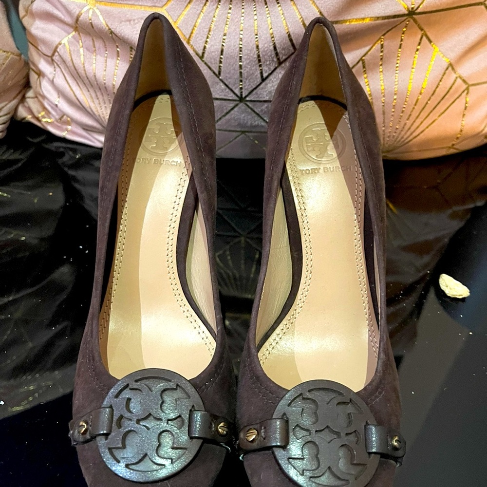 I’m selling brown Tory Burch shoes and they are size 6M an the coler is brown